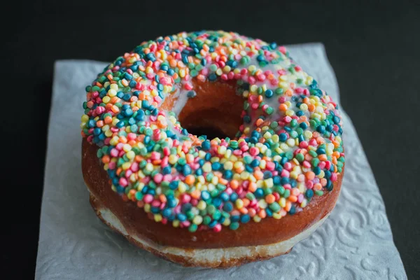 Nahaufnahme bei leckeren Donuts auf dunklem Hintergrund — Stockfoto