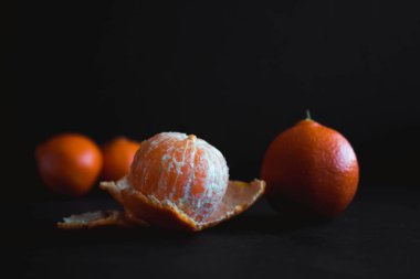 Mandarin (Tangerin) karanlık bir arka plan üzerinde