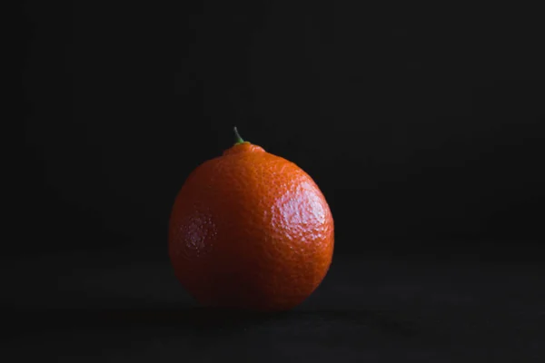 Mandarin (Tangerin) karanlık bir arka plan üzerinde — Stok fotoğraf