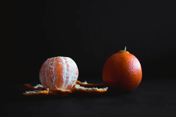 Mandarine (Tangerin) auf dunklem Hintergrund — Stockfoto