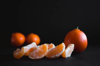 Mandarin (Tangerin) karanlık bir arka plan üzerinde