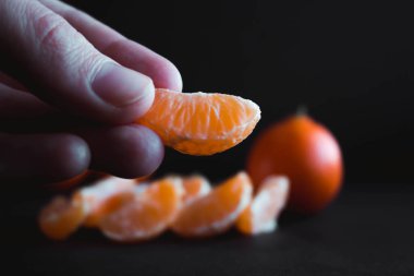 Mandarin (Tangerin) karanlık bir arka plan üzerinde