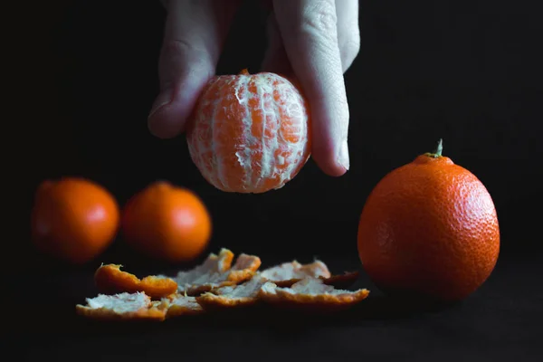 Mandarine (Tangerin) auf dunklem Hintergrund — Stockfoto