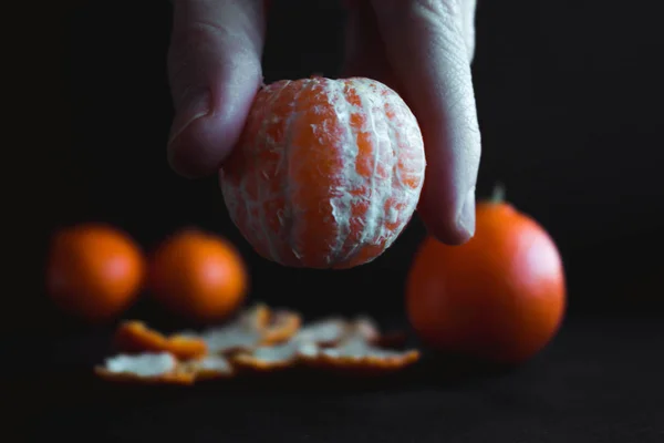 Mandarine (Tangerin) auf dunklem Hintergrund — Stockfoto