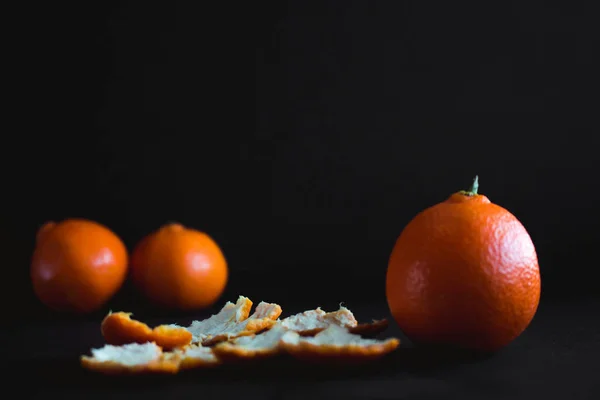 Mandarine (Tangerin) auf dunklem Hintergrund — Stockfoto