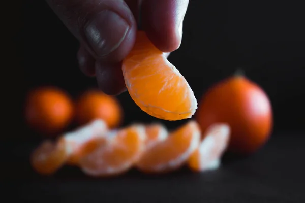 Mandarine (Tangerin) auf dunklem Hintergrund — Stockfoto
