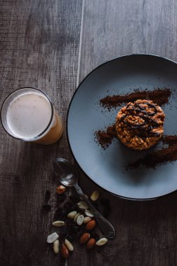 Karınca yuvası kek çikolata ve kahve koyu arka plan üzerinde. Tatlı ile fındık ve kuru üzüm. Bolo formigueiro. Rus huni pasta tarifi.