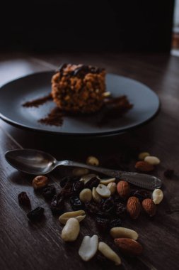 Karınca yuvası kek çikolata ve kahve koyu arka plan üzerinde. Tatlı ile fındık ve kuru üzüm. Bolo formigueiro. Rus huni pasta tarifi.