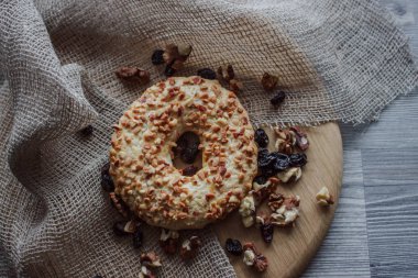 Bütün tahıl tahıl kurabiye Bisküvi Kurabiye fındık ve kuru üzüm ile yığılmış. Ahşap arka plan