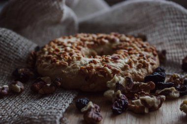 Bütün tahıl tahıl kurabiye Bisküvi Kurabiye fındık ve kuru üzüm ile yığılmış. Ahşap arka plan
