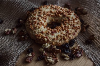 Bütün tahıl tahıl kurabiye Bisküvi Kurabiye fındık ve kuru üzüm ile yığılmış. Ahşap arka plan