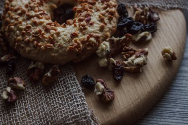 Bütün tahıl tahıl kurabiye Bisküvi Kurabiye fındık ve kuru üzüm ile yığılmış. Ahşap arka plan