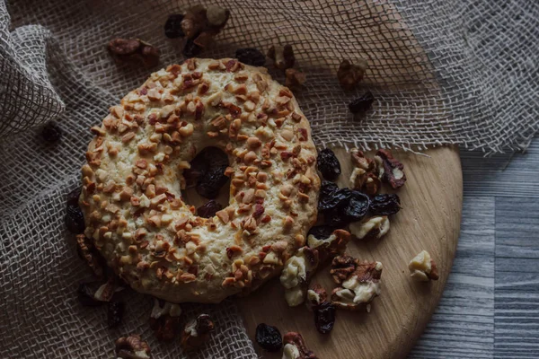 Bütün tahıl tahıl kurabiye Bisküvi Kurabiye fındık ve kuru üzüm ile yığılmış. Ahşap arka plan