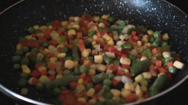 Dondurulmuş sebze fry karıştırın. Tavada sebze su eklemiş. Sağlıklı yemek için