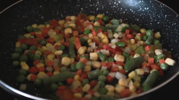 Mescolare Verdure Congelate Aggiunta Acqua Verdure Padella Cucina Sana Cena — Video Stock