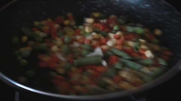 炒冷冻蔬菜 在平底锅上摇一摇蔬菜 晚餐的健康烹饪 — 图库视频影像