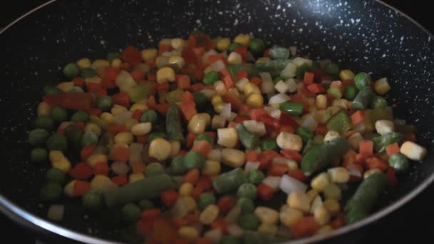 炒冷冻蔬菜 在平底锅上给蔬菜加盐 晚餐的健康烹饪 — 图库视频影像