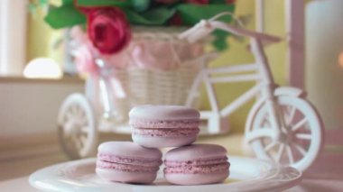 Pembe Fransız macarons ahşap kurullarında, yumuşak odak arka plan cam altında. Tatlı yerel kafede çöl.