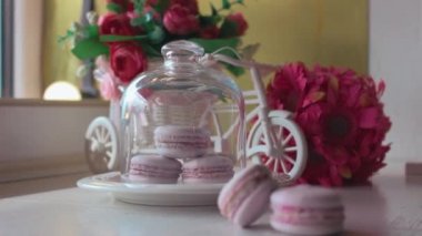Pembe Fransız macarons ahşap kurullarında, yumuşak odak arka plan cam altında. Tatlı yerel kafede çöl.
