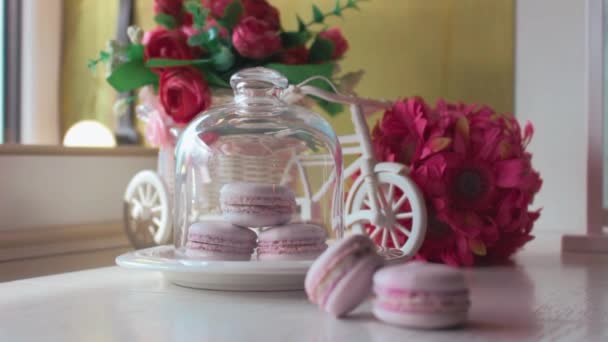 Roze Franse Macarons Onder Het Glas Houten Planken Softfocus Achtergrond — Stockvideo
