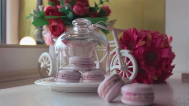 Rosa Französische Macarons Unter Dem Glas Auf Den Holzbrettern Weicher — Stockvideo