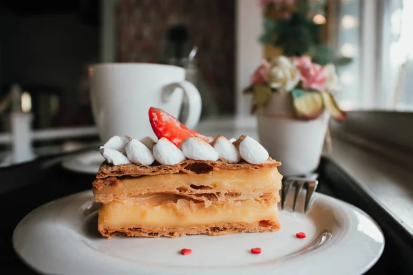 Millefeuille Napoleon con café en la cafetería. Exquisito postre con bayas frescas sobre fondo blanco. Frambuesa de vainilla francesa Mille-feuille en el plato —  Fotos de Stock