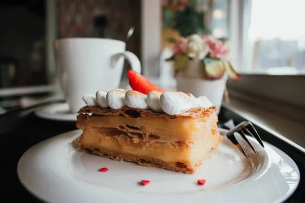 Millefeuille Napoleon con café en la cafetería. Exquisito postre con bayas frescas sobre fondo blanco. Frambuesa de vainilla francesa Mille-feuille en el plato —  Fotos de Stock