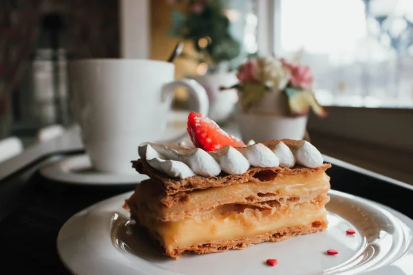 Millefeuille Napoleon dengan kopi di kafe. Makanan penutup yang indah dengan buah beri segar di latar belakang putih. French Vanilla Raspberry Mille-feuille pada piring — Stok Foto