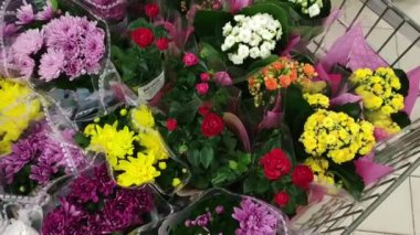 Çiçek içinde süpermarket satın alma. Birçok demet çiçek Dükkanı kırmızı, pembe, sarı çiçek dolu. Çok çok renkli buketleri. Çiçek pazarı veya mağaza ya da süpermarket