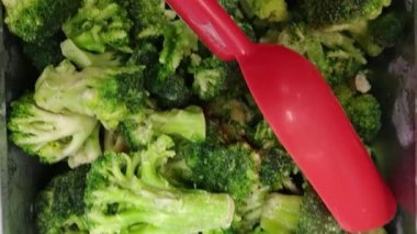 Yeşil brokoli mix dondu. Üstten Görünüm arka plan. Kırmızı spatula ile