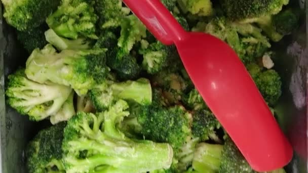 Gefrorene Grüne Brokkoli Mischung Hintergrund Von Oben Mit Rotem Spachtel — Stockvideo