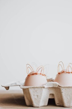 DIY Paskalya yumurta Bunny tarzı yaptı. En az Paskalya kavramı, tavşan fikir. Zanaat hipster tatil paketi, karton kutu