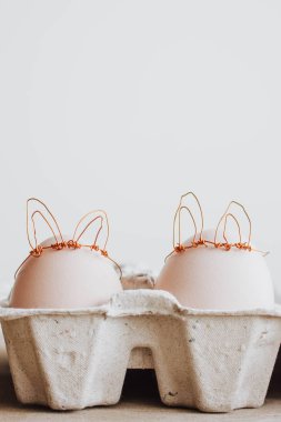 DIY Paskalya yumurta Bunny tarzı yaptı. En az Paskalya kavramı, tavşan fikir. Zanaat hipster tatil paketi, karton kutu