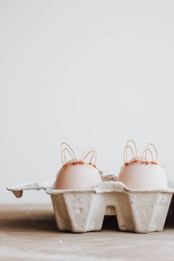 DIY Paskalya yumurta Bunny tarzı yaptı. En az Paskalya kavramı, tavşan fikir. Zanaat hipster tatil paketi, karton kutu