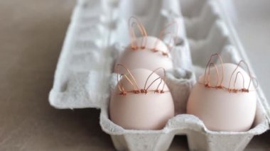 DIY Paskalya yumurta Bunny tarzı yaptı. En az Paskalya kavramı, tavşan fikir. Zanaat hipster tatil paketi, karton kutu