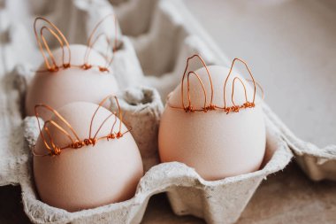 DIY Paskalya yumurta Bunny tarzı yaptı. En az Paskalya kavramı, tavşan fikir. Zanaat hipster tatil paketi, karton kutu