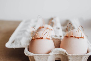 DIY Paskalya yumurta Bunny tarzı yaptı. En az Paskalya kavramı, tavşan fikir. Zanaat hipster tatil paketi, karton kutu