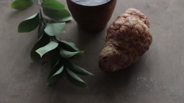 Caffè Cappuccino Croissant Fondo Legno Sul Tavolo Colazione Perfetta Mattino — Video Stock