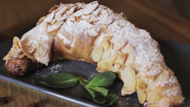 Desayuno Listo Croissants Recién Horneados Hojas Menta Taza Café Tablero — Vídeo de stock