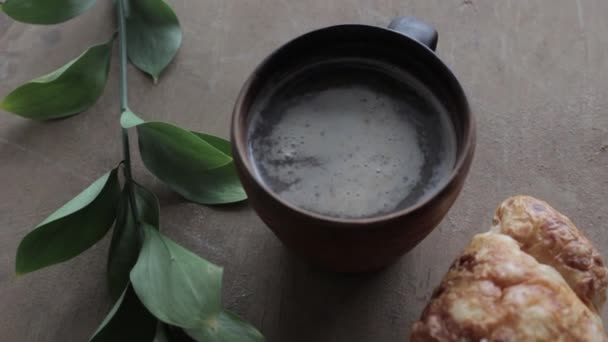 Café Cappuccino Croissant Fundo Madeira Sobre Mesa Pequeno Almoço Perfeito — Vídeo de Stock