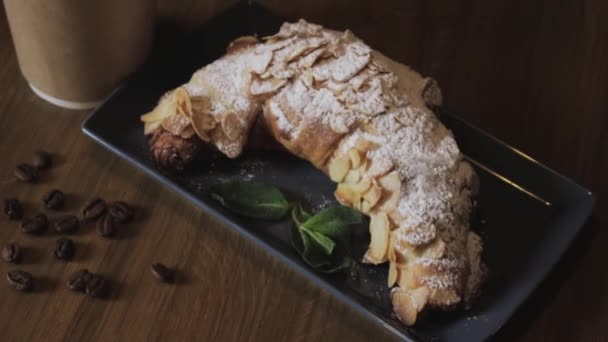 Petit Déjeuner Prêt Croissants Fraîchement Cuits Feuilles Menthe Tasse Café — Video