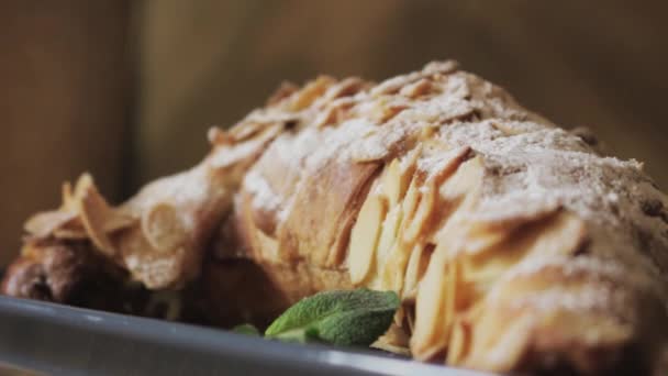 Ontbijt Set Vers Gebakken Croissants Muntblaadjes Kopje Koffie Houten Plank — Stockvideo