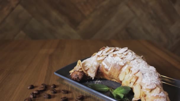 Zestaw Śniadaniowy Świeżo Pieczone Rogaliki Liście Mięty Filiżanka Kawy Drewnianej — Wideo stockowe