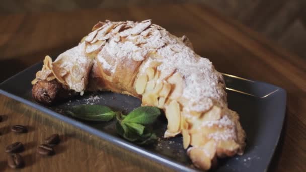 Ontbijt Set Vers Gebakken Croissants Muntblaadjes Kopje Koffie Houten Plank — Stockvideo