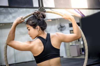 Genç Asyalı akrobatik kadın jimnastik performansıyla hava çember veya hava yüzük yapıyor