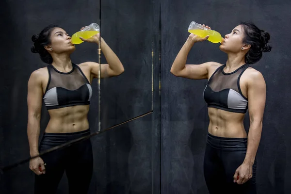 Молодая Азиатская Спортсменка Пьет Спортивный Напиток Энергетический Напиток После Тренировки — стоковое фото