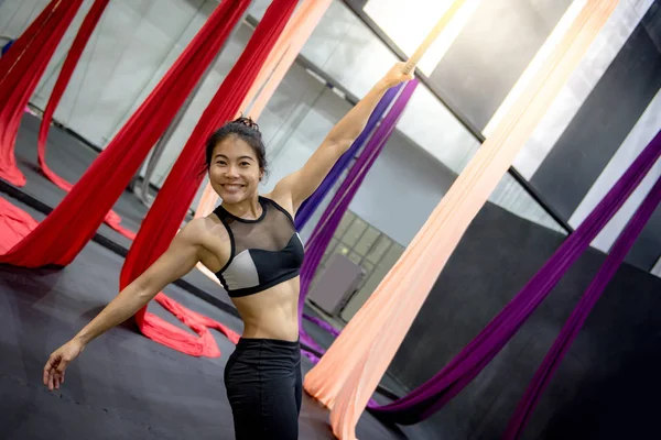 Genç Asyalı Jimnastikçi Kadının Yerçekimi Yoga Yoga Sinek Hava Salonunda — Stok fotoğraf