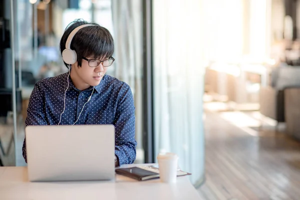 Joven Empresario Asiático Con Auriculares Escuchando Música Trabajando Con Ordenador — Foto de Stock