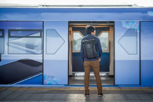 Ung Asiatisk Mann Står Foran Metrotoget Perrongen Byen Bylivsstilskonsept – stockfoto