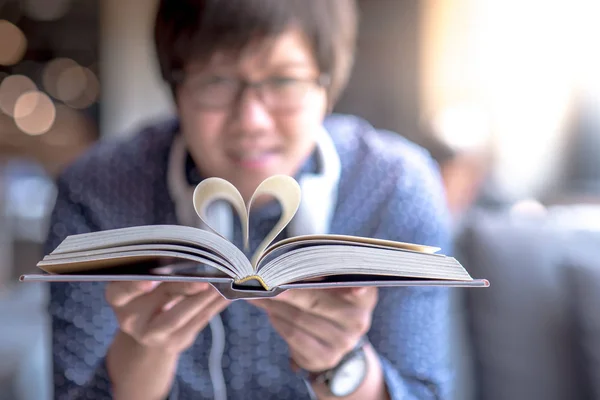 Joven Asiático Feliz Hombre Sosteniendo Libro Con Página Forma Corazón — Foto de Stock